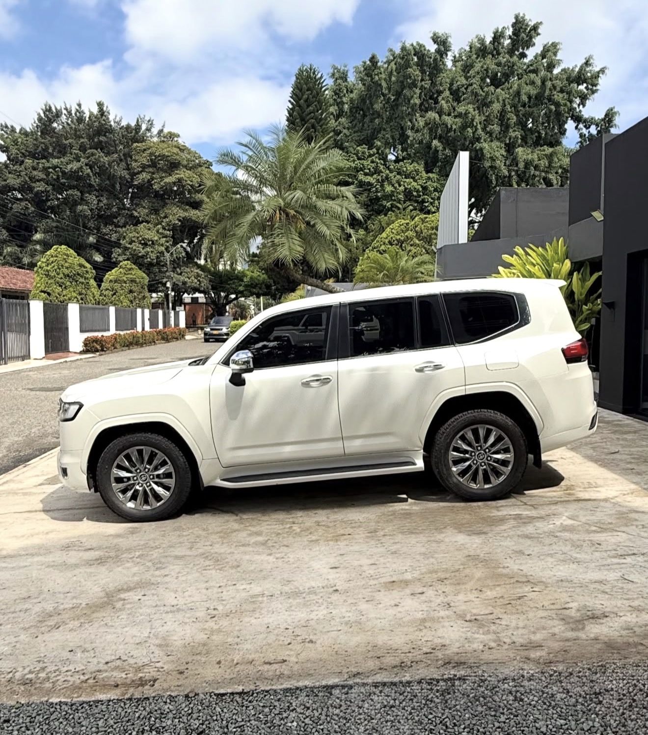 Toyota Land Cruiser LC300 - photo 2